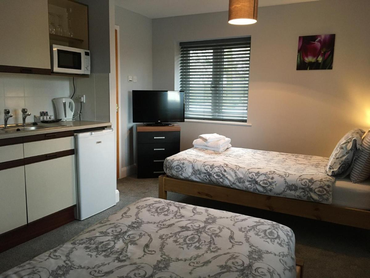 T & J Motel Lamberhurst Екстериор снимка